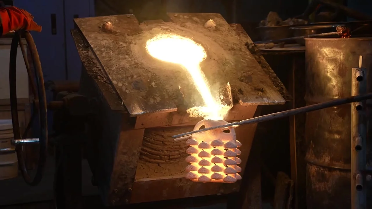 Precision Investment Casting Process — Molten Stainless Steel Pouring at HUAYUN Foundry